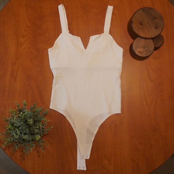 Kendall & Kylie White Notched Neck Bodysuit - Picture 4 of 6